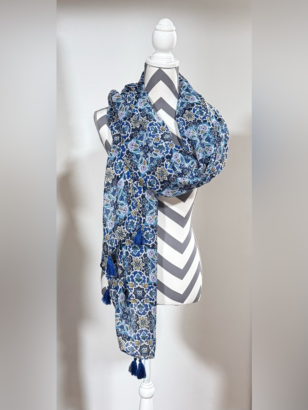 Vera Bradley Soft Fringe Scarf Blue Lisbon Medallion Cool NWT Retired Pattern